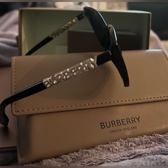 Burberry NEVER WORN cat eye sunglasses - Picture 4 of 9